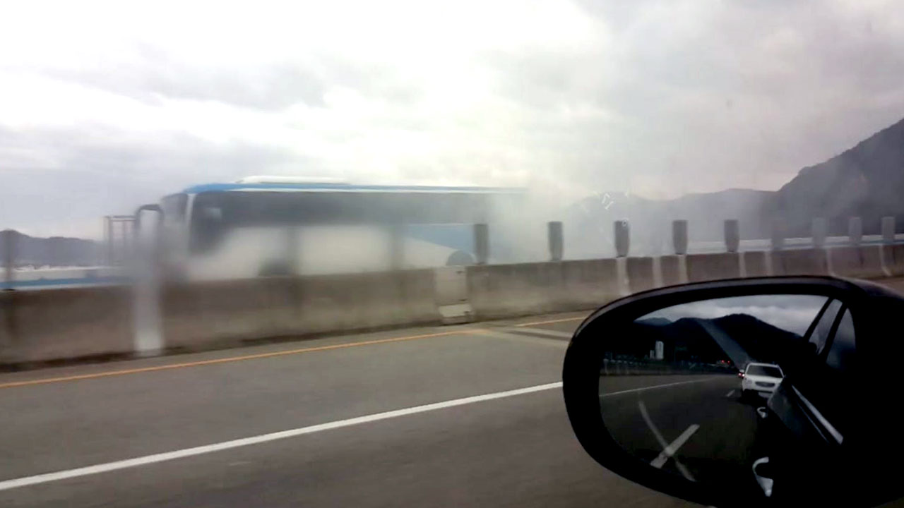[영상] 시외버스 엔진룸에서 불...승객 15명 대피