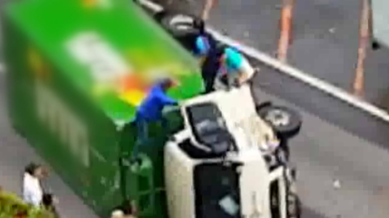 [영상] 도로에 쓰러진 트럭...함께 구조 나선 시민들