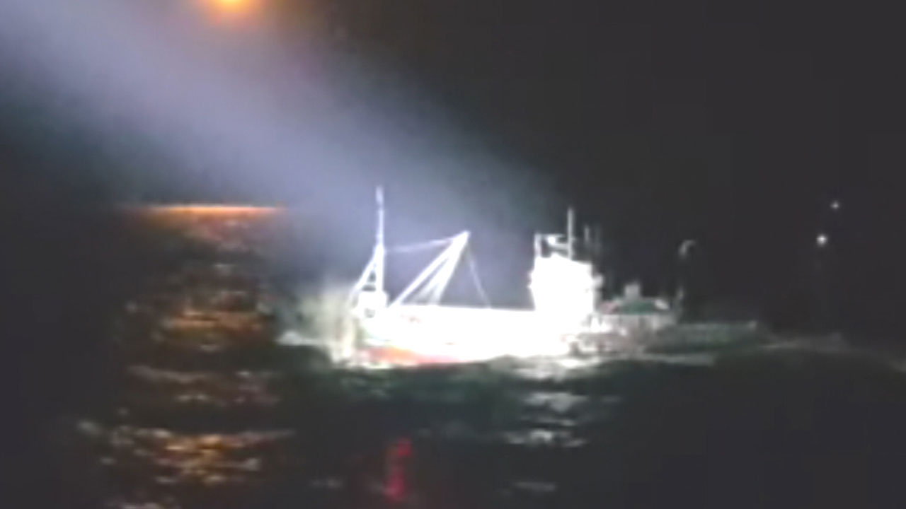 해경, 불법 조업 中 어선에 기관총 수백 발 사격