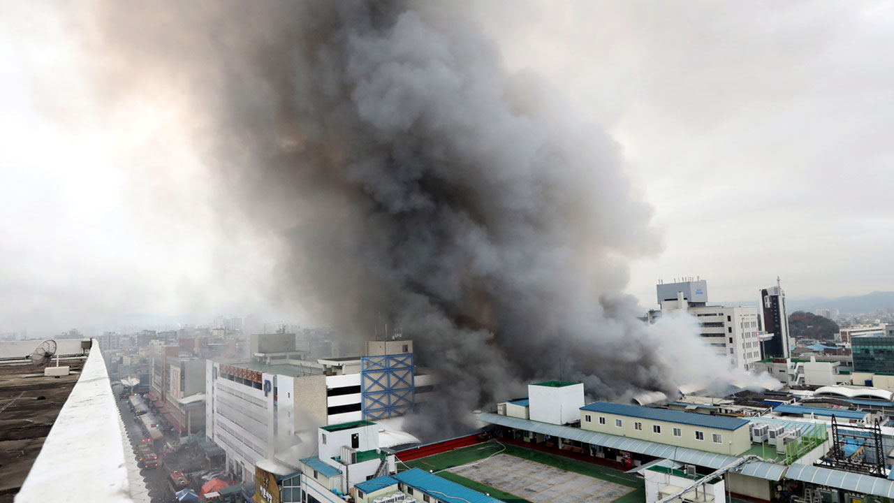 [현장영상] 대구 서문시장 큰불...건물 일부 붕괴