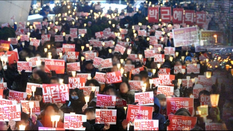 법원, "촛불집회 청와대 앞 100m 행진 허용"