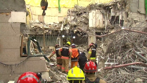 서울 종로 붕괴 매몰자 38시간 만에 발견...구조 작업 중