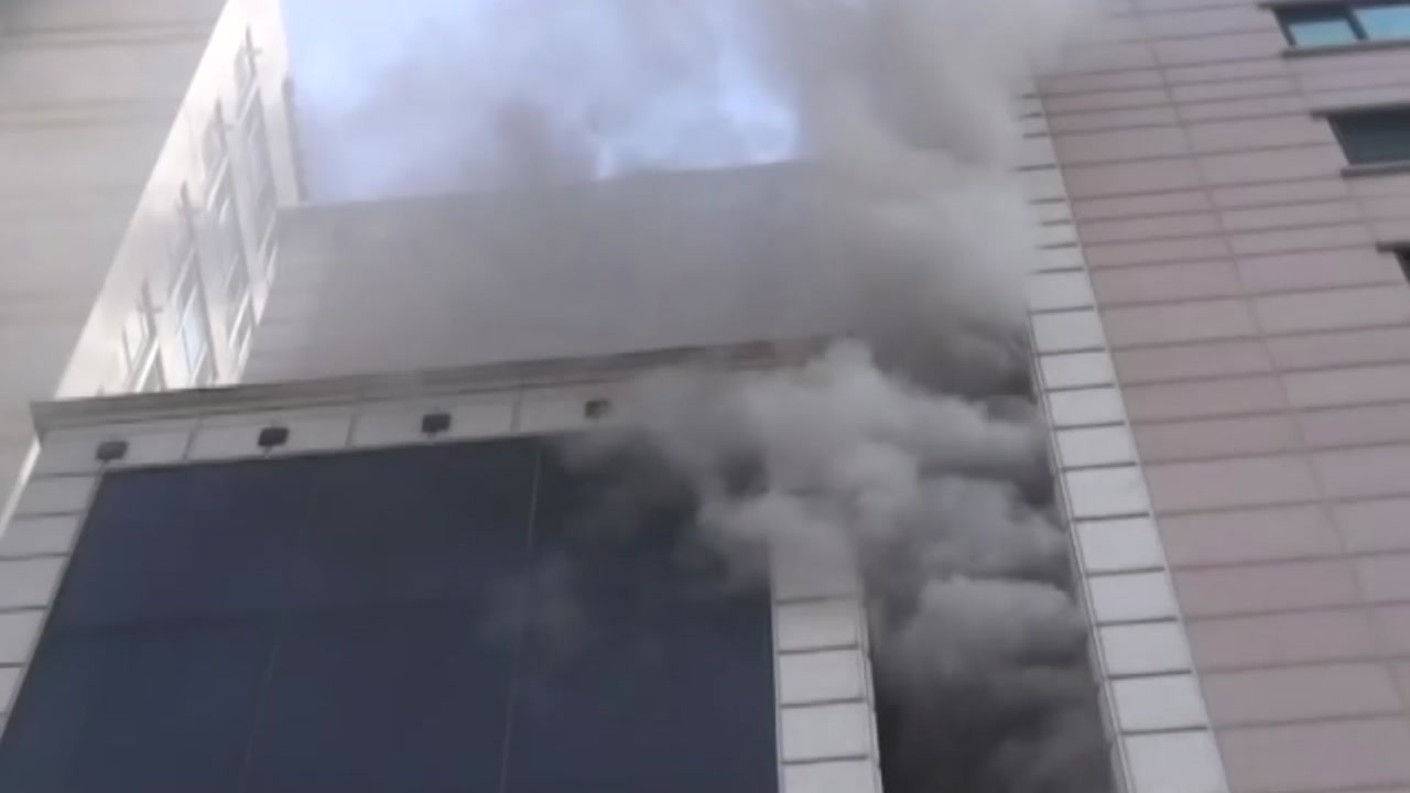 용산 오피스텔에서 불...주민 2명 연기 흡입