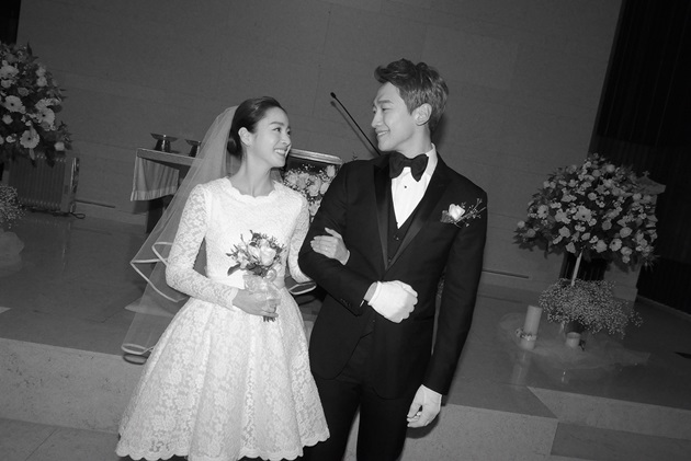 비♥김태희, 결혼식 사진 공개…비주얼 부부의 환한 미소