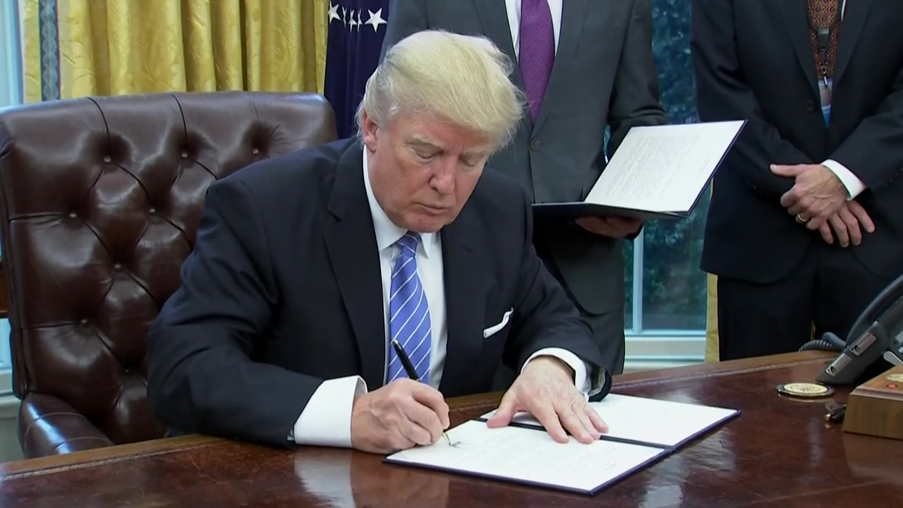 트럼프, 'TPP 탈퇴' 행정명령 서명..."美 노동자 위한 일"