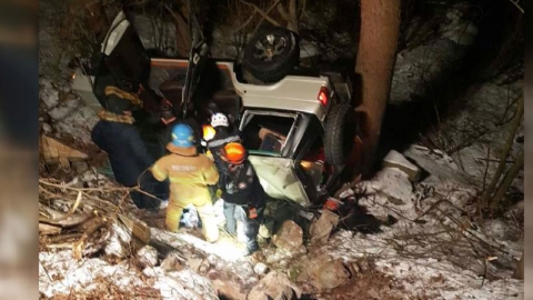 빙판길에 승합차 추락...3명 부상