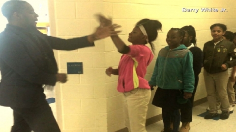 차렷, 경례 대신 '쎄쎄쎄' 인사하는 학교?