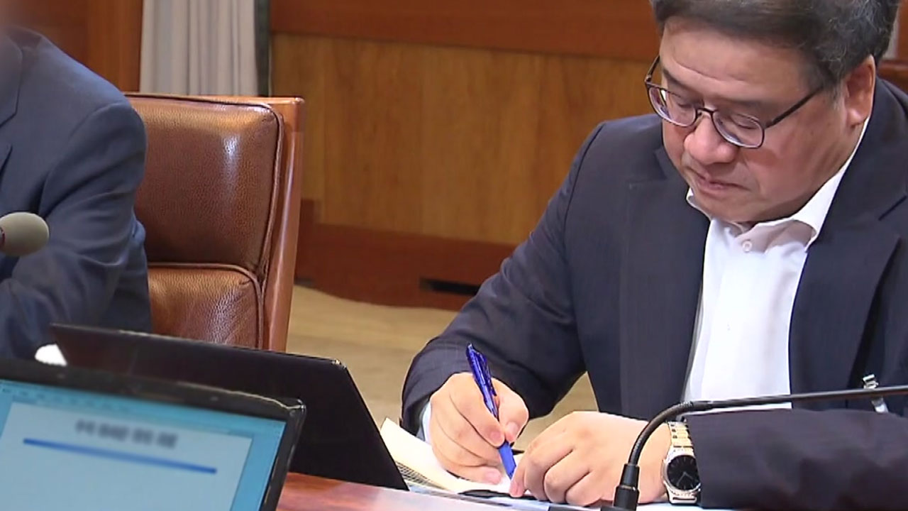 안종범 보좌관, '폐기 지시' 업무 수첩 제출