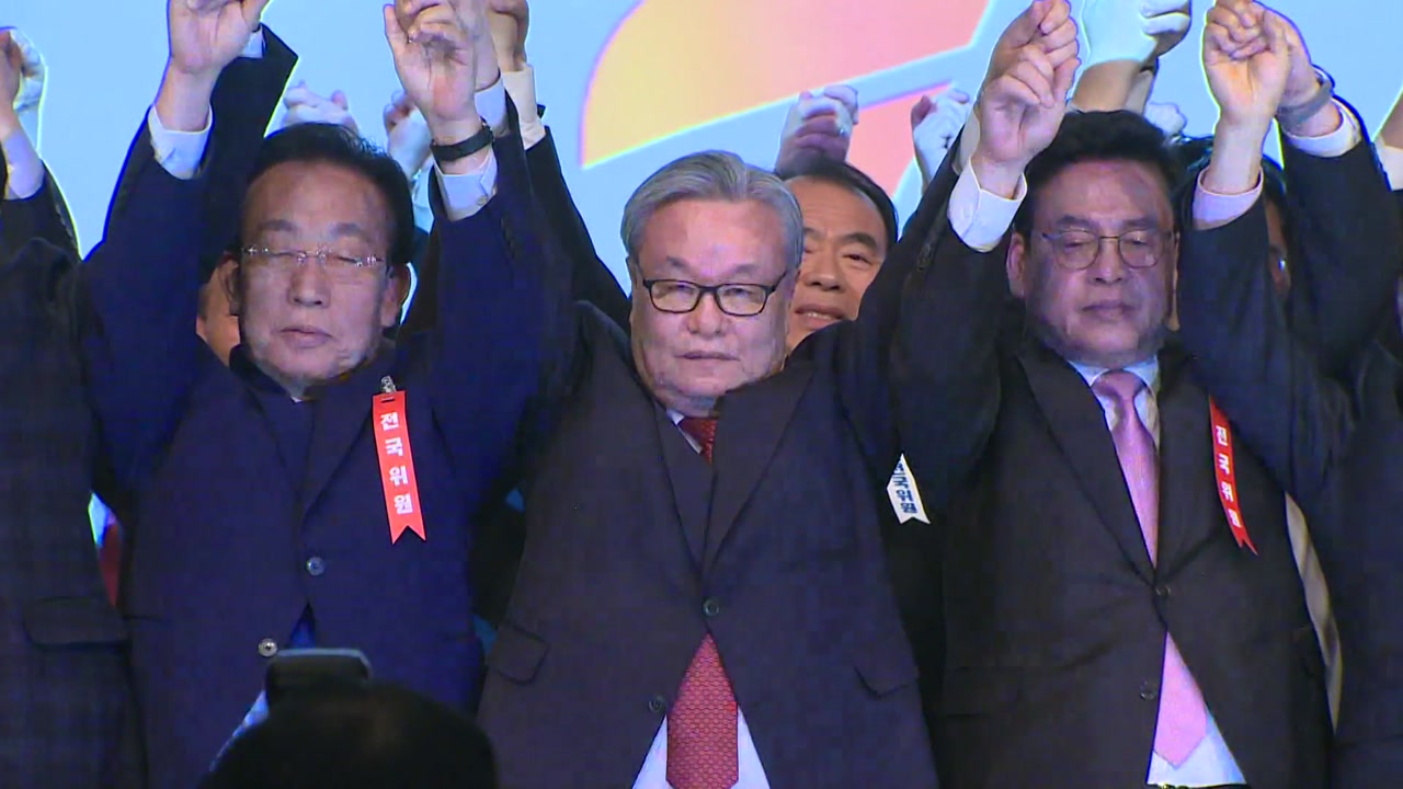 '자유한국당'으로 새 출발...'총사퇴론'은 일축