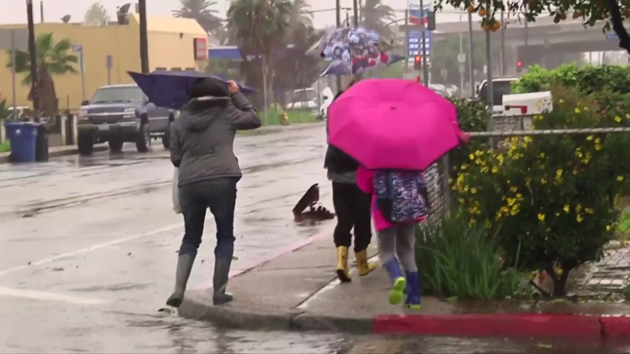 美 남부 캘리포니아에 6년 만에 폭우...홍수·정전 속출