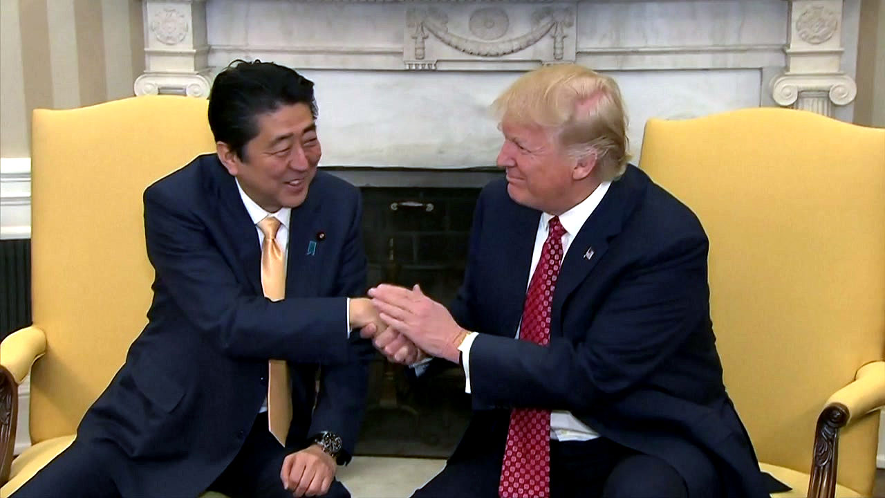 트럼프에 공들이는 일본...불안한 '밀월관계'