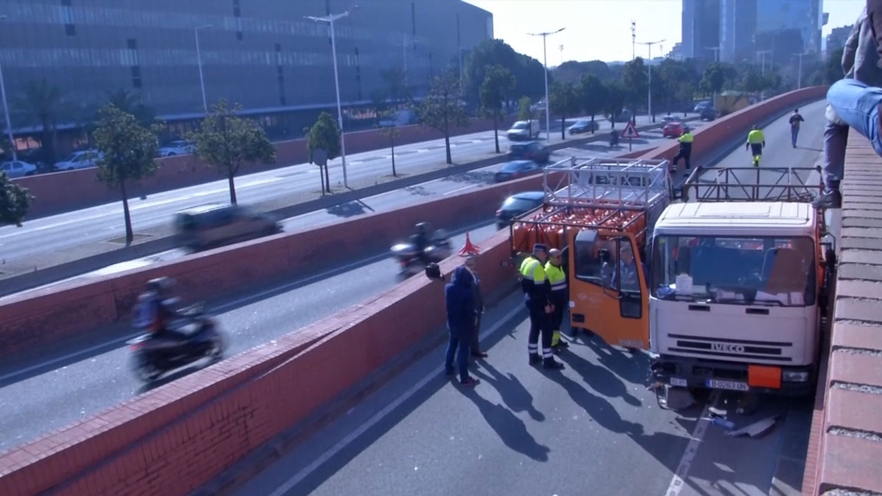스페인에서 가스통 실은 트럭 '광란의 질주'...경찰 총격에 멈춰
