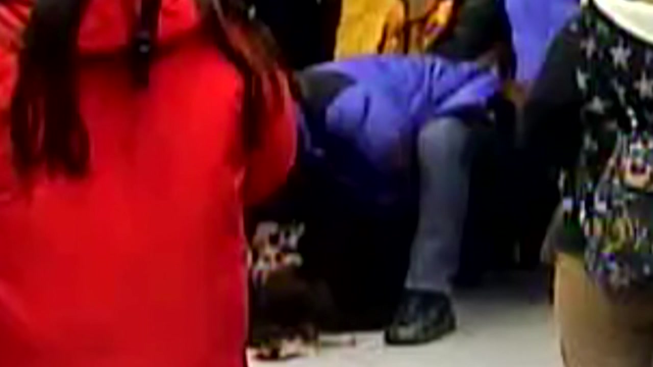 [영상] 지하철서 쓰러진 여성에게 다가온 '슈퍼맨'