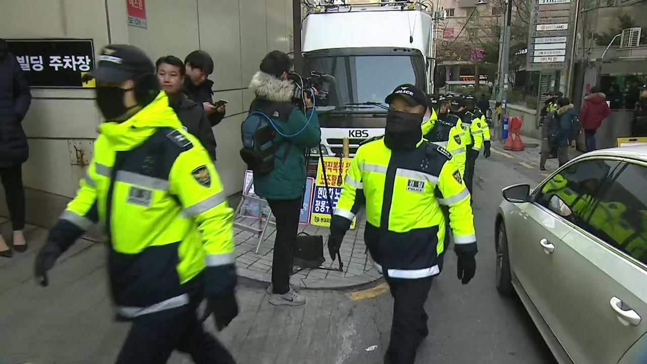 "집 앞에서 시위" 도 넘은 위협...특검도 '신변보호'