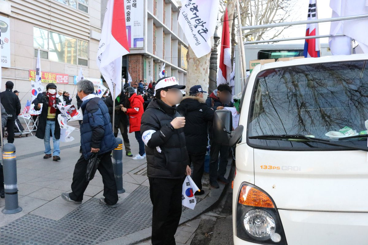 탄핵 반대 시위대, 일본 교수 간첩으로 신고