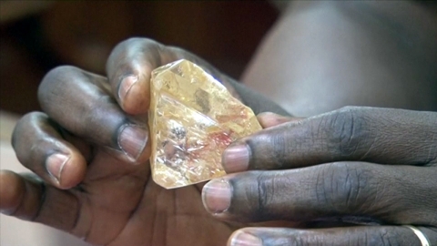 목사가 706캐럿짜리 다이아몬드 채굴, 공공에 기부