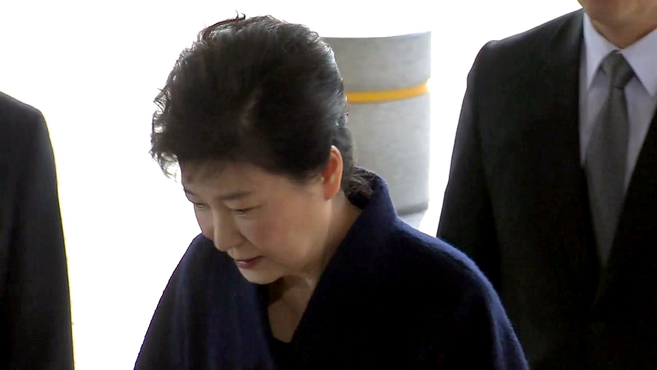 [뉴스통] '피의자' 박 前 대통령의 검찰 가는 길