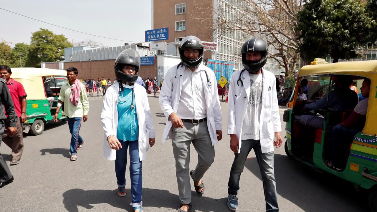 매 맞는 인도 의사들, 헬멧 진료 시위