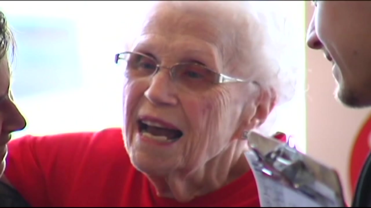 [영상] '44년 장기 근속' 95세 할머니 위한 특별한 파티