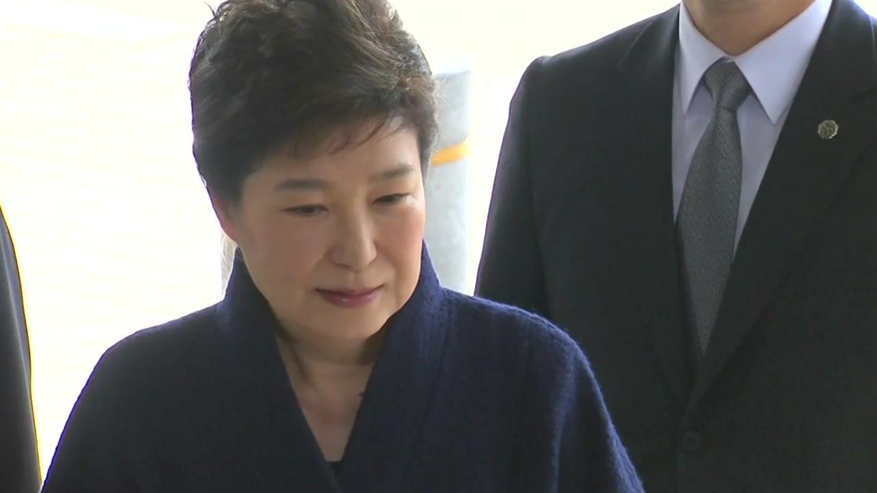 '피의자' 박근혜 법원 출석...오늘 영장 심사