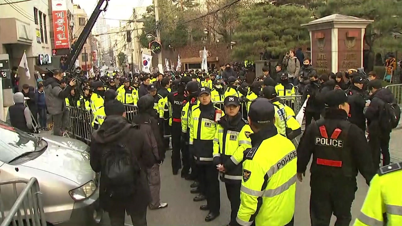[현장영상] 삼성동으로 급격히 몰려드는 朴 지지자들