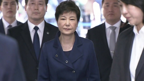 '짙은 정장에 부은 얼굴'...11분 만에 법원 들어간 박 전 대통령