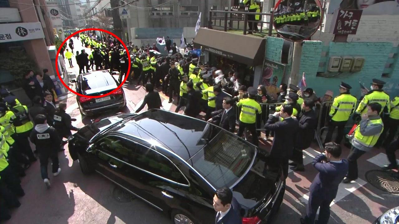 박 전 대통령 차량 보자 '선' 넘은 지지자들 