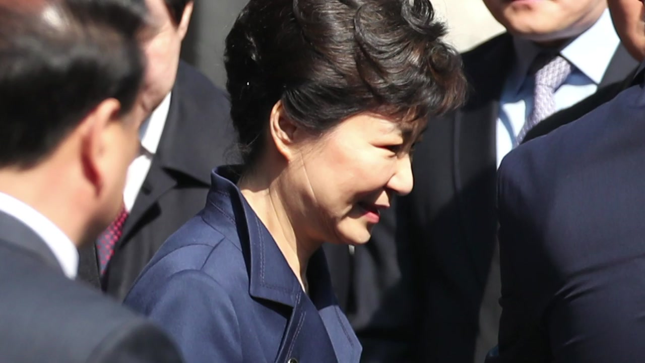 구속 vs 불구속...위기 맞은 박 前 대통령