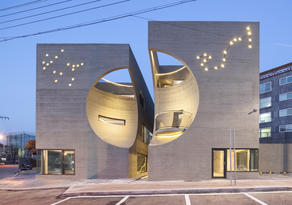 〔안정원의 디자인 칼럼〕 두 개의 쌍둥이 건물에 두 개의 달과 별자리를 새겨넣어 연결하다