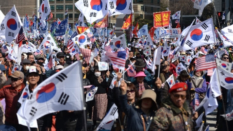 '폭력집회' 박사모 회장 또 출석 거부...경찰 "체포영장 신청"