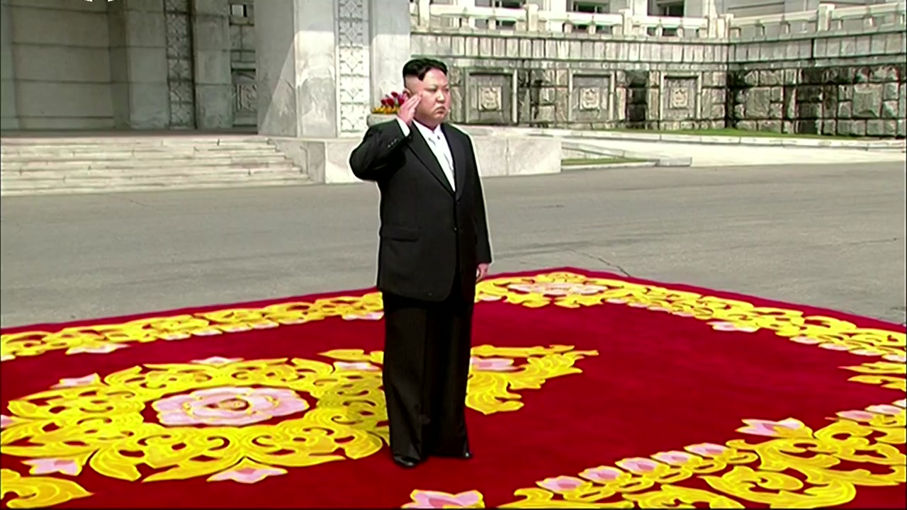 [영상] 北 김정은 열병식 도착...인민복 대신 입은 양복