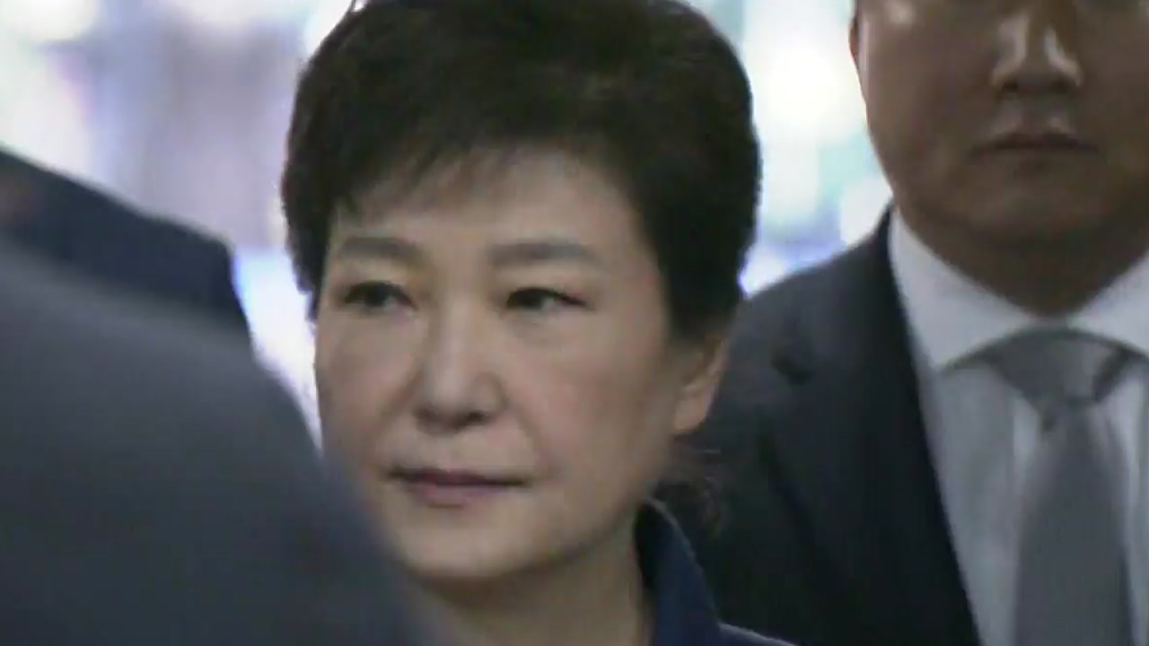 [YTN 실시간뉴스] 내달 2일 박 前 대통령 첫 재판...자택 매각
