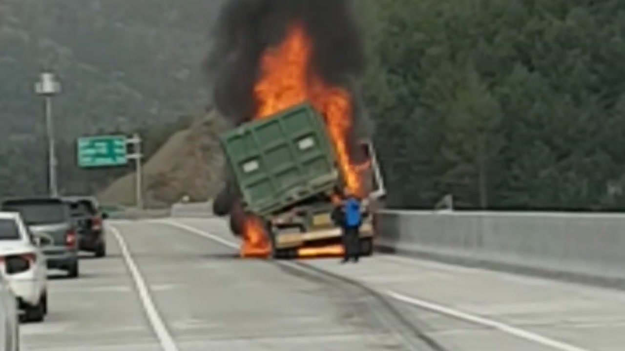제2 영동고속도로 청소 트럭 타이어 '펑'...트럭에 화재