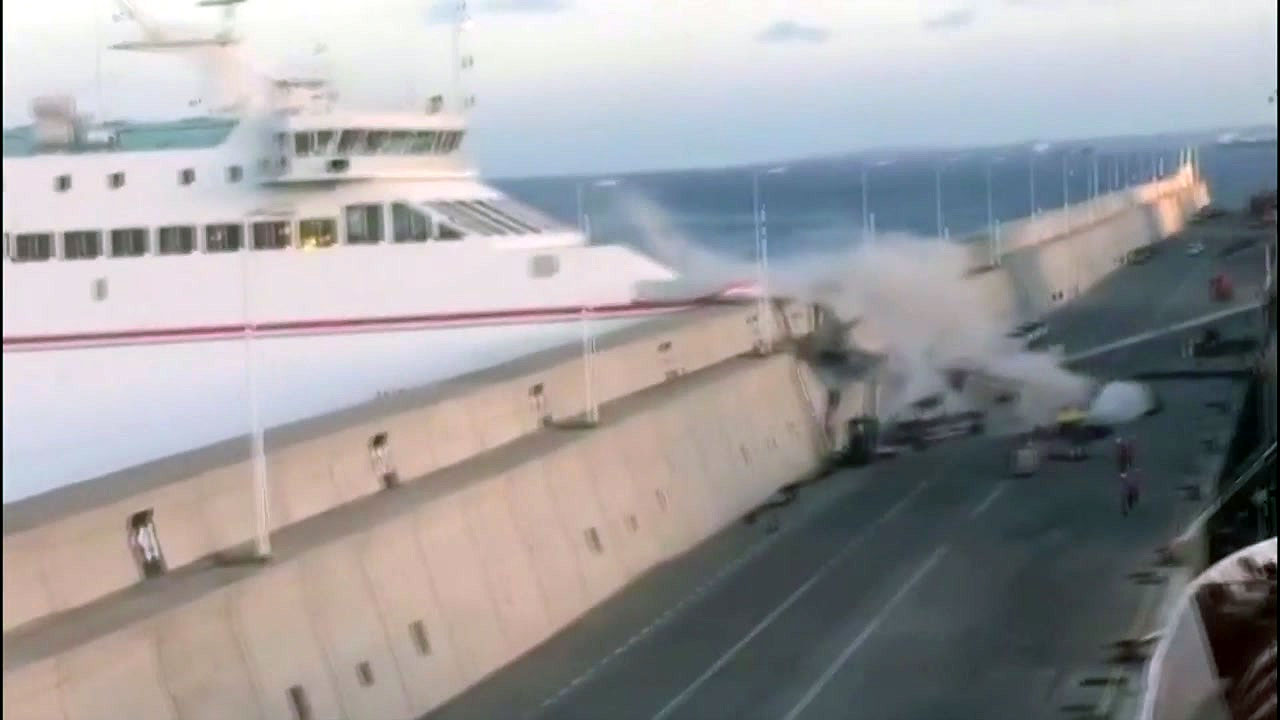스페인 여객선 방파제 충돌 13명 부상
