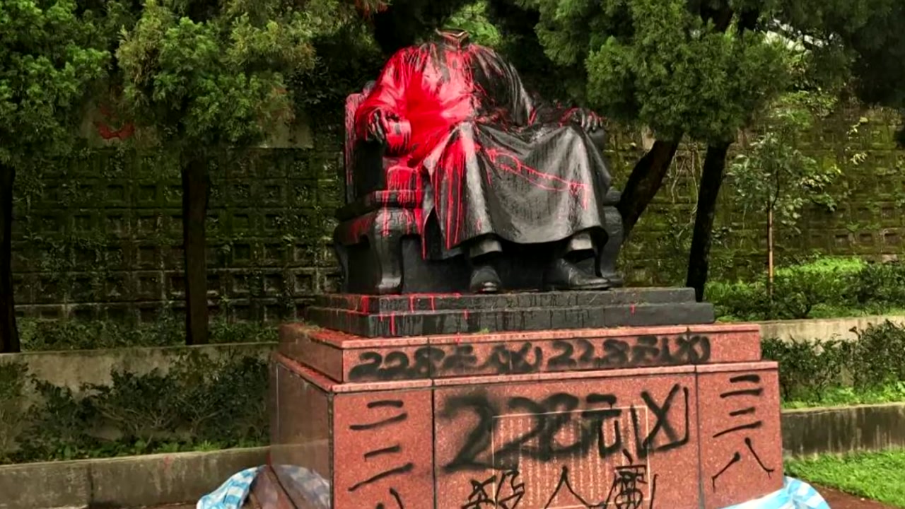 타이완서 장제스 동상 훼손된 채 발견..."갈등 표출"