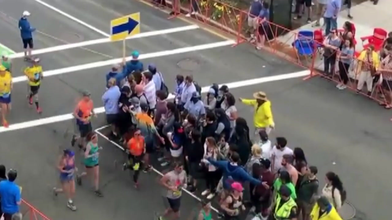 [영상] 마라톤 대회 중 행인들이 길 건너는 방법