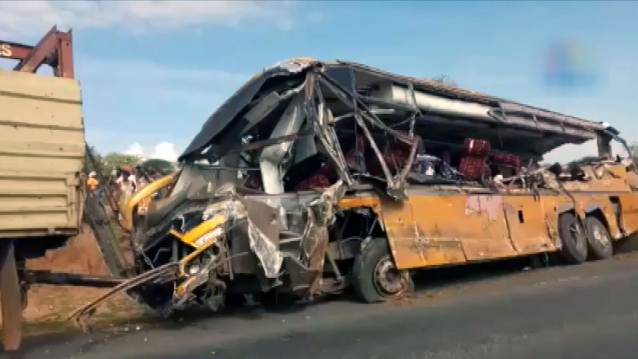 케냐서 버스·유조차 정면충돌...27명 사망