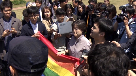 성소수자 단체, 문재인 후보에 항의 시위