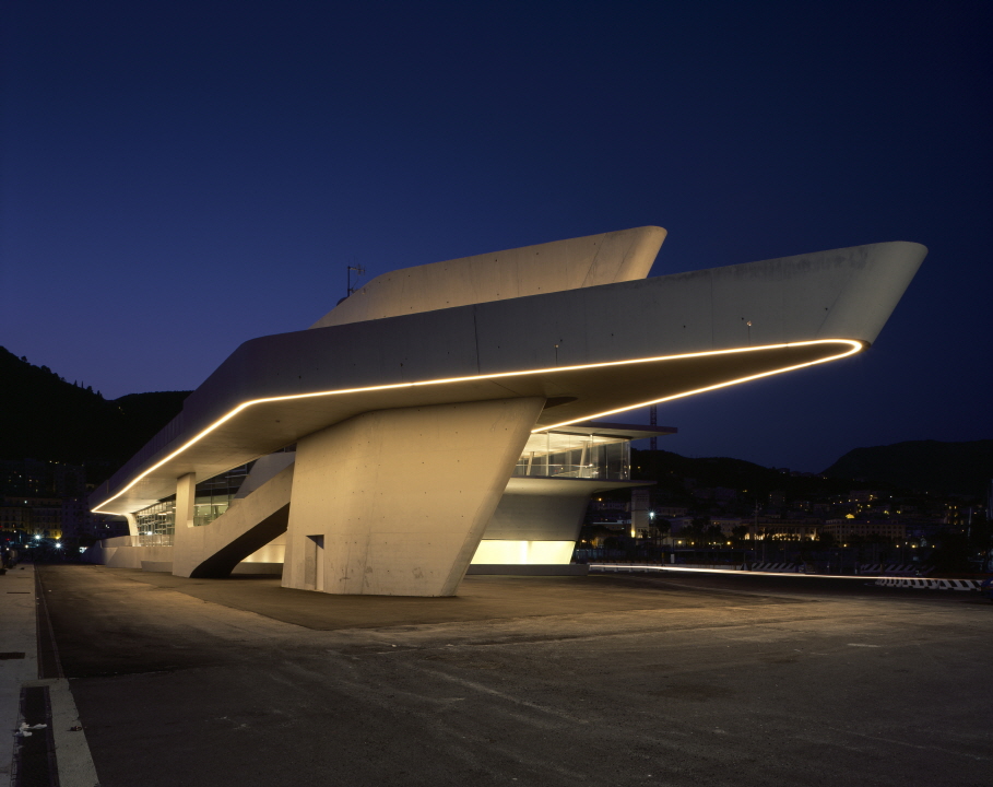 〔안정원의 디자인 칼럼〕 유기적인 지붕선과 흐르는 듯한 연속성을 보여주는 해양 터미널 2