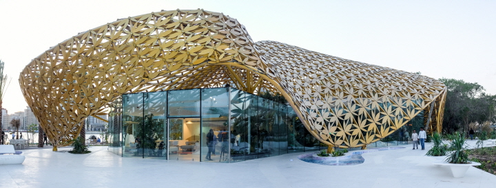〔안정원의 디자인 칼럼〕 나비 모양의 새장을 연상케하는 독특한 금빛 파빌리온 구조물