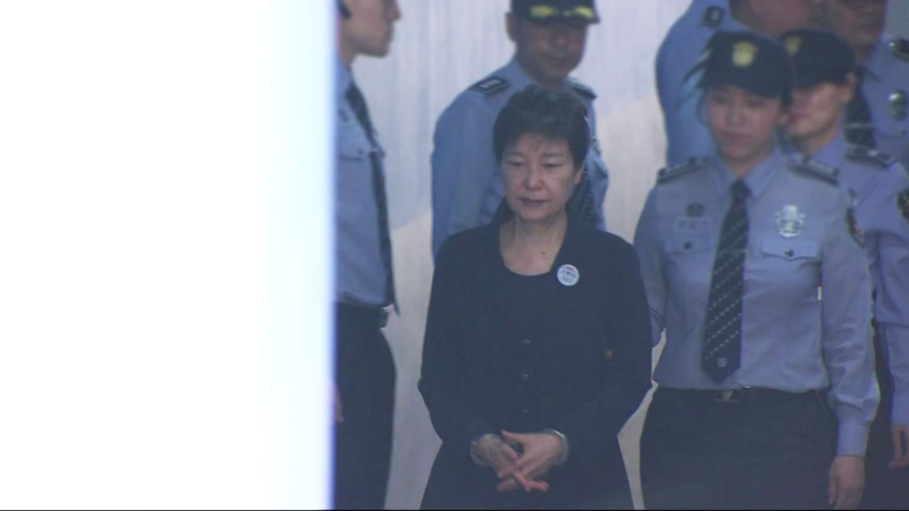 박근혜 前 대통령 법원 도착...곧 피고인 자격 출석
