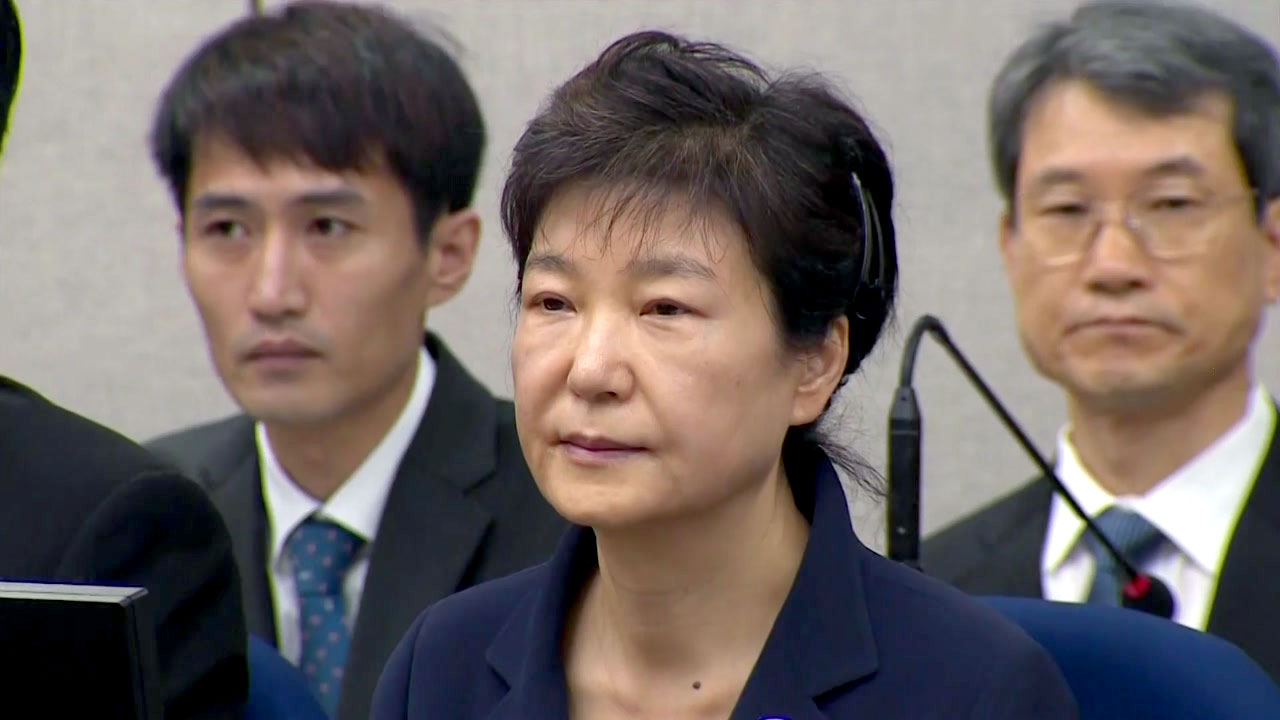 박근혜 첫 재판 3시간 만에 끝...혐의 전면부인
