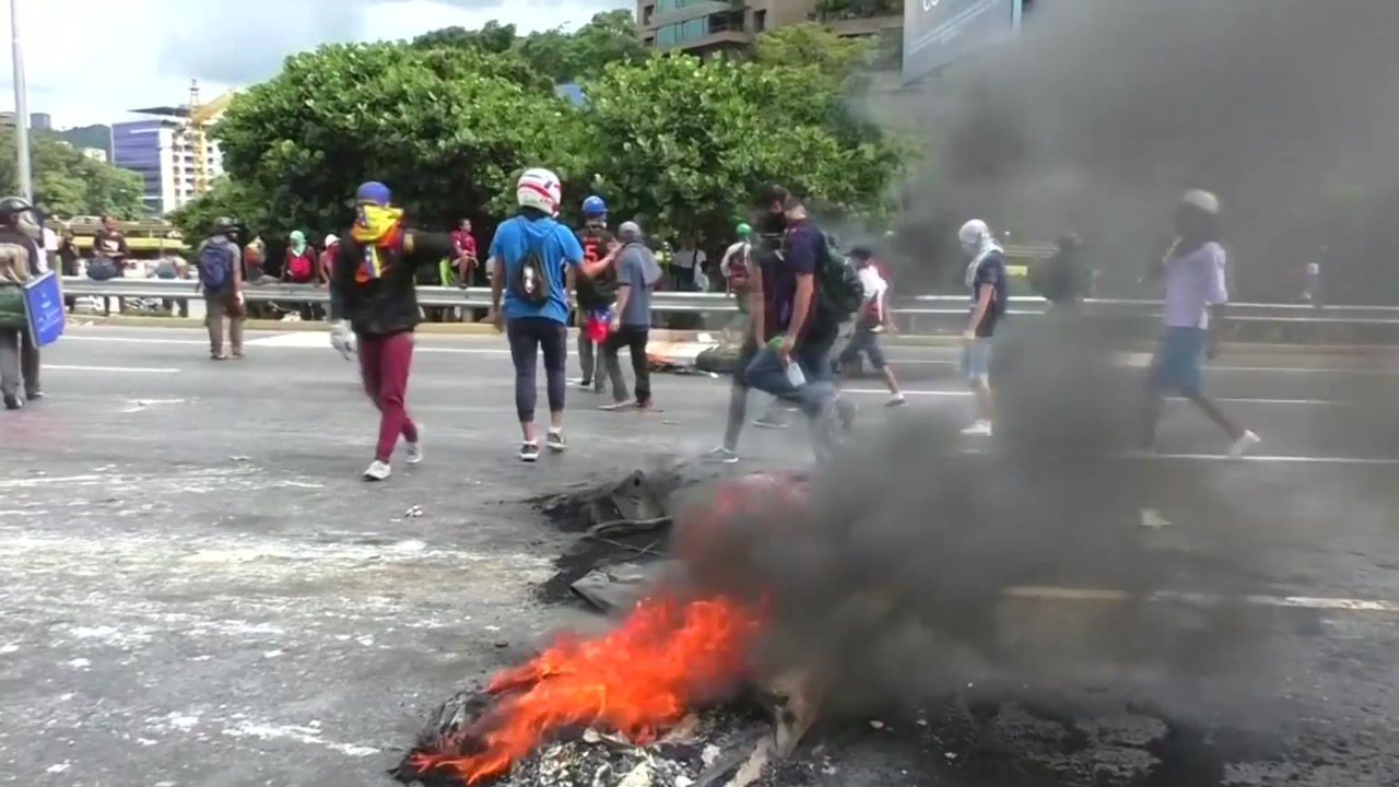 베네수엘라 시위 격화...'혁명의 성지' 차베스 고향집도 불타