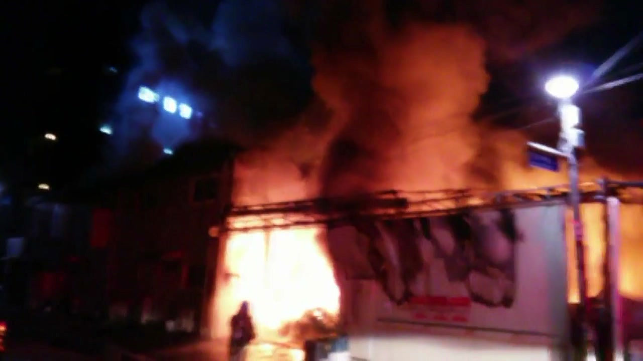 인천 플라스틱 도금공장 큰 불...한밤중 직원 9명 대피