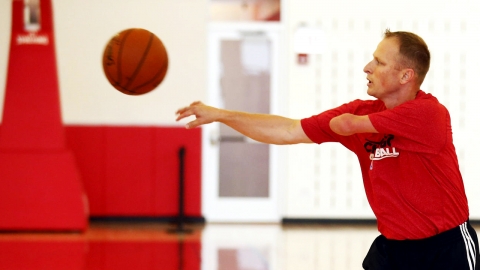 오른손만으로 농구팀 수석 코치가 된 남자