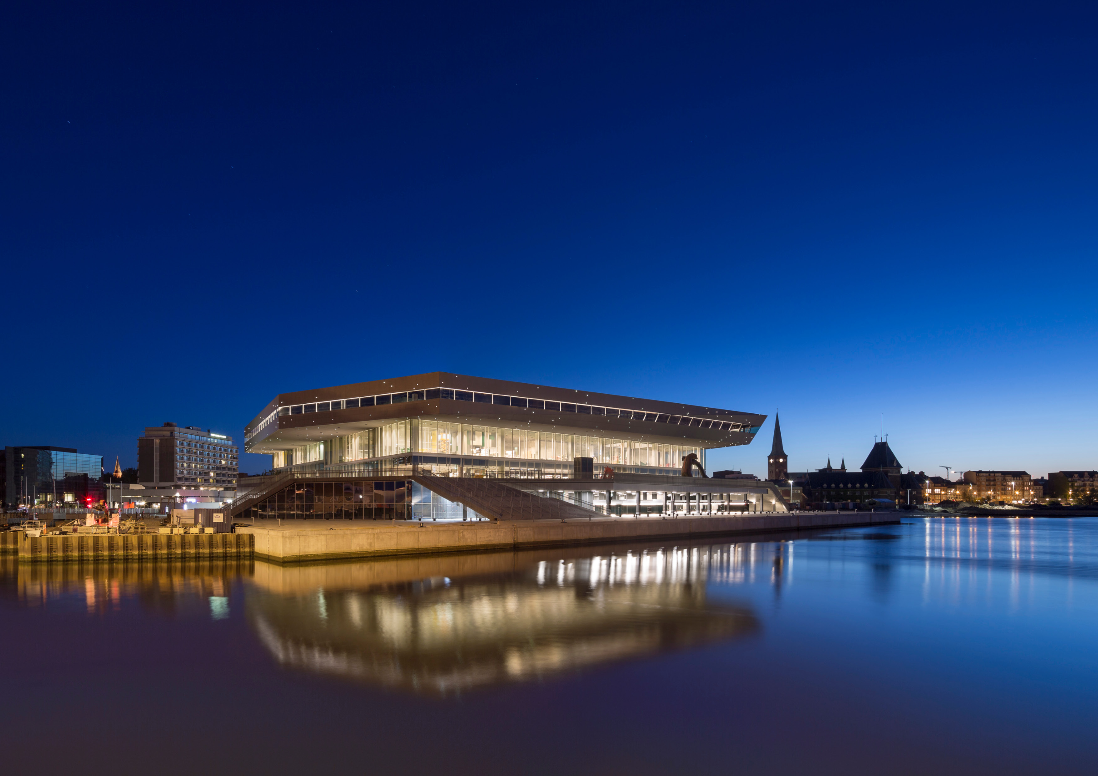 〔안정원의 디자인 칼럼〕 오르후스 강과 도시를 빛내는 합리적인 도서관 공간 엿보기