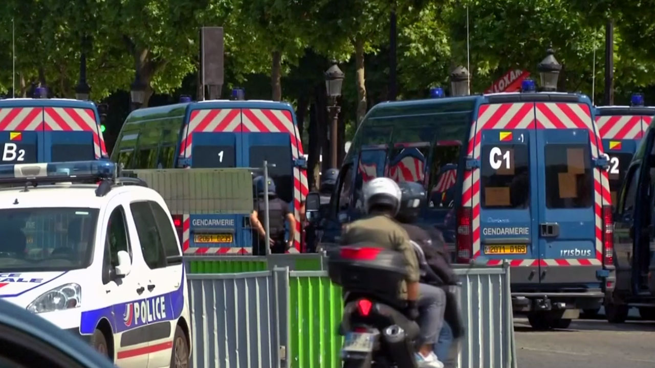 샹젤리제 차량, 경찰차와 충돌 "테러 가능성"