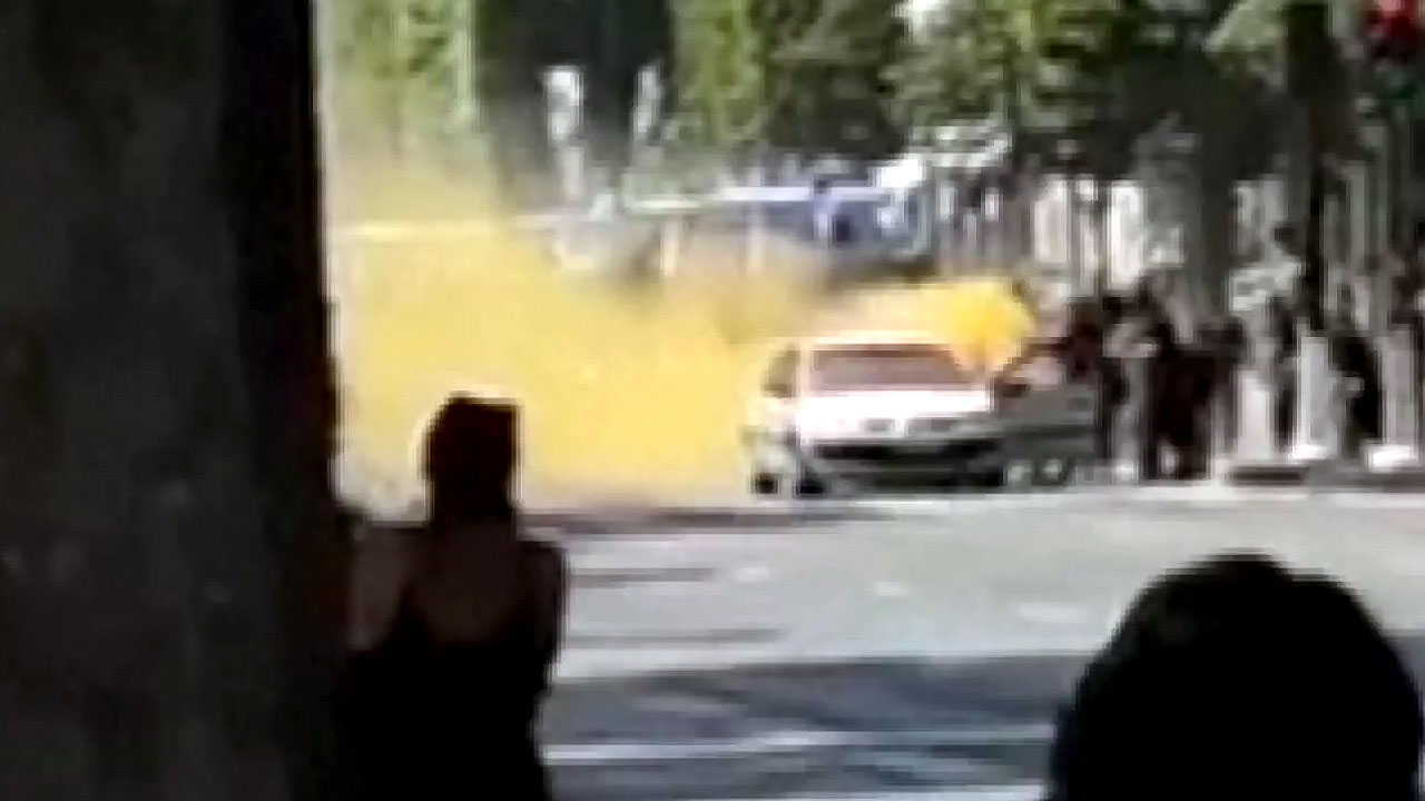 또 샹젤리제서 테러...폭발물 싣고 경찰차 충돌