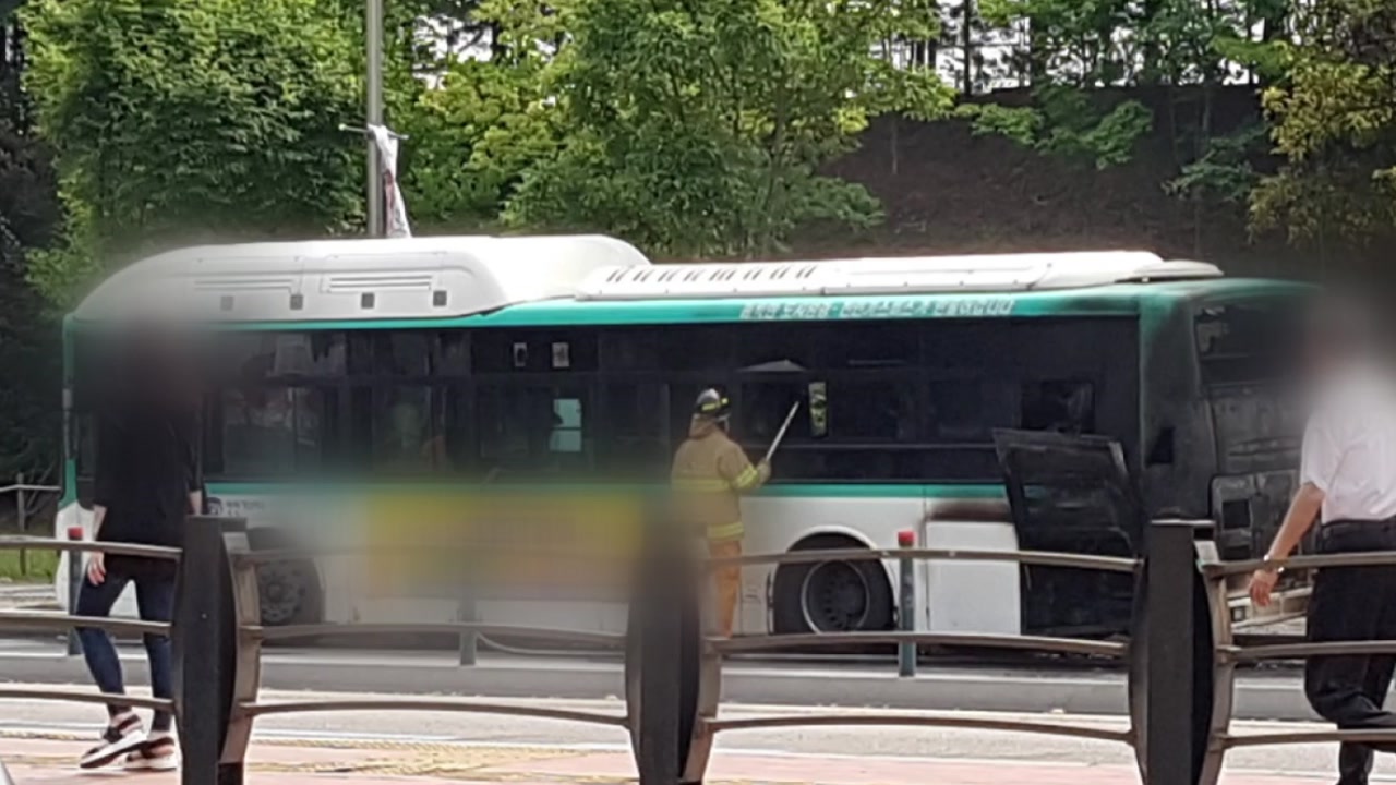 달리던 버스서 불로 운전자·승객 8명 대피