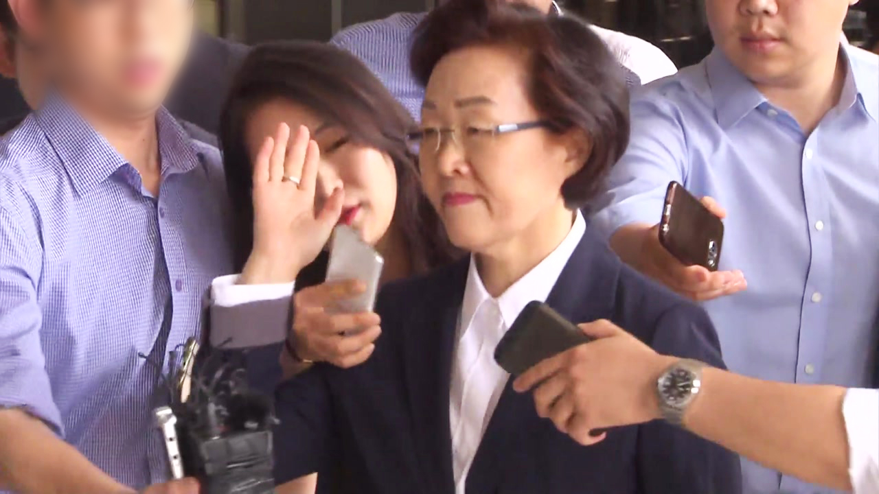 [영상] 신연희 구청장, 기자들 손으로 뿌리치며 검찰 출석
